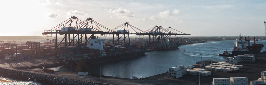 Uno de los puertos. A la izquierda se ve el resplandor del amanecer y a la derecha una hermosa vista al río