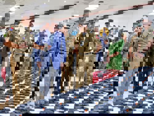 DGA DONA GENERADOR ELÉCTRICO Y PERTRECHOS MILITARES AL MINISTERIO DE DEFENSA