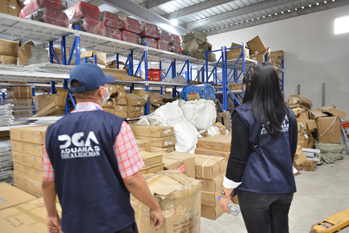 Aduanas continúa operativos de fiscalización en comercios chinos de Santo Domingo