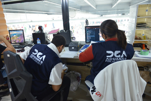 Aduanas continúa operativos de fiscalización en comercios chinos de Santo Domingo