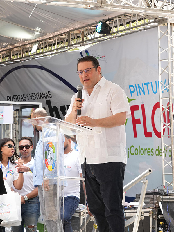Eduardo Sanz Lovatón, director general de Aduanas, hablando en un podio