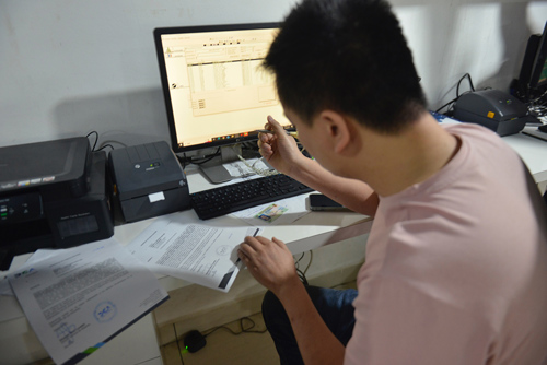 Aduanas continúa operativos de fiscalización en comercios chinos de Santo Domingo