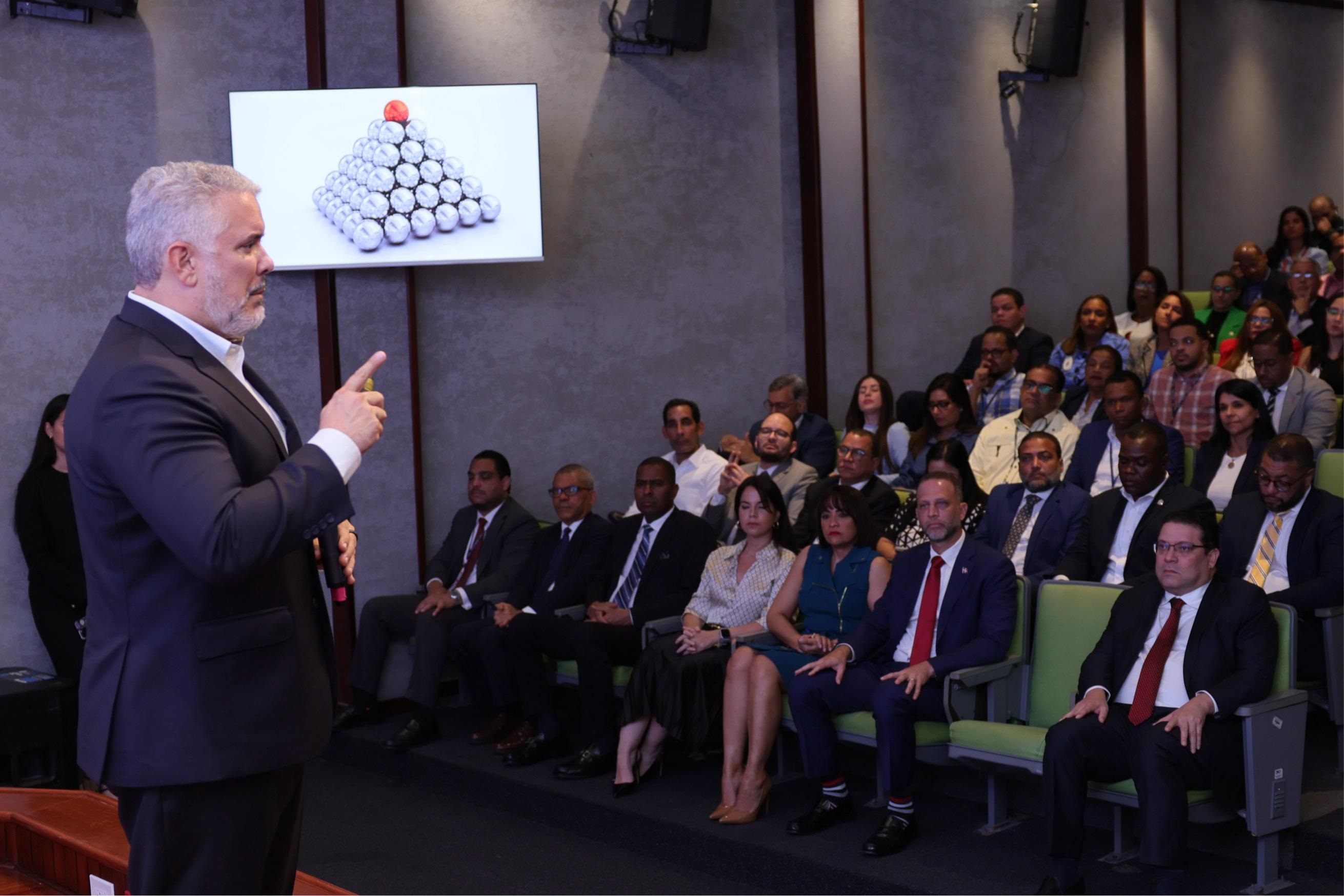 Iván Duque hablando en un salón de conferencias