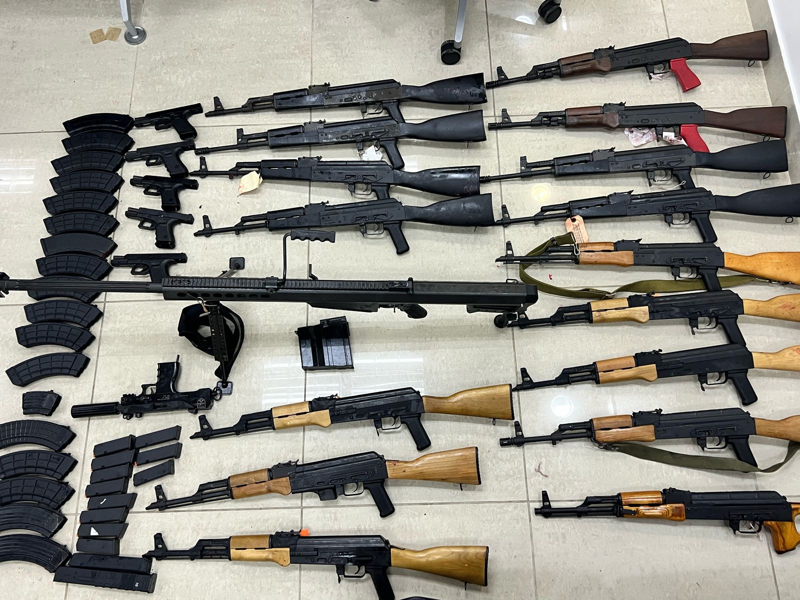Armas incautadas de distintos calibres, desde pistolas hasta rifles de asalto