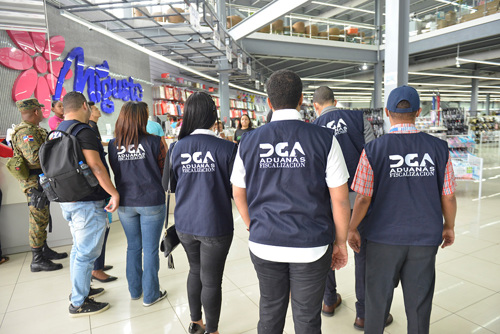Aduanas continúa operativos de fiscalización en comercios chinos de Santo Domingo