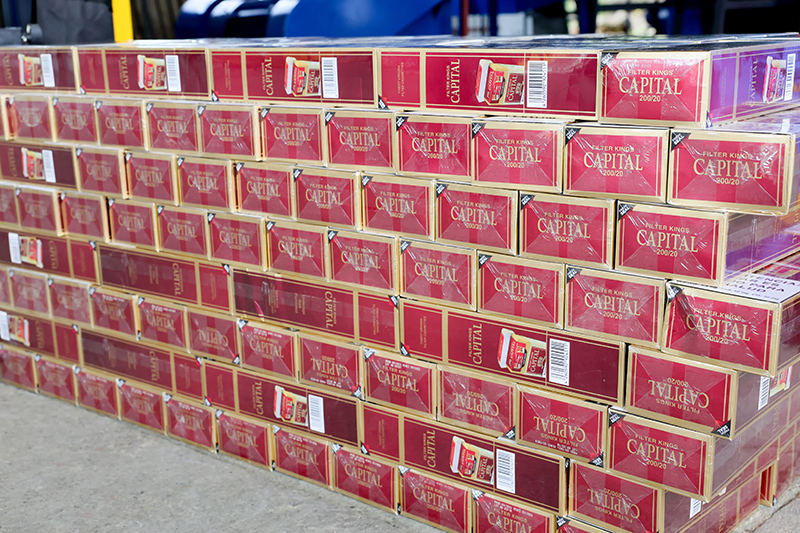 Muestra de forma apilada una gran cantidad de cigarrillos incautados 