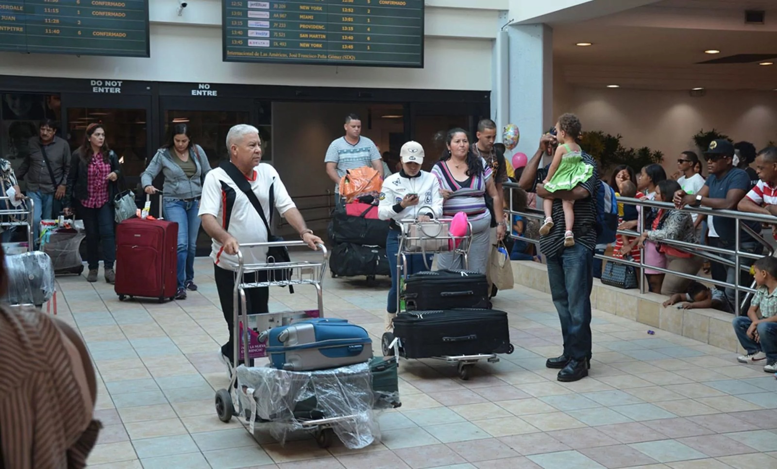 Viajeros llegando a la república dominicana en la famosa pasarela del Aeropuerto Internacional de las Américas
