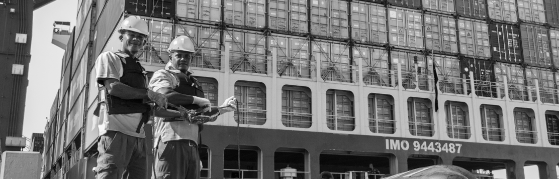 Imagen en blanco y negro de agentes aduanaros prestando sus servicios en el puerto