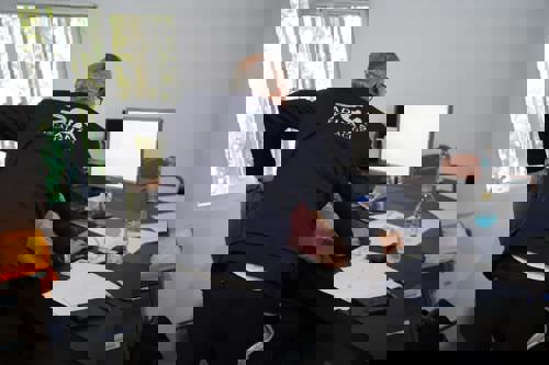 Aduanas interviene dos tiendas del sector asiático en Azúa