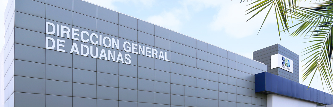 Frente de la sede principal de la DGA donde se visualiza el nombre de la institución