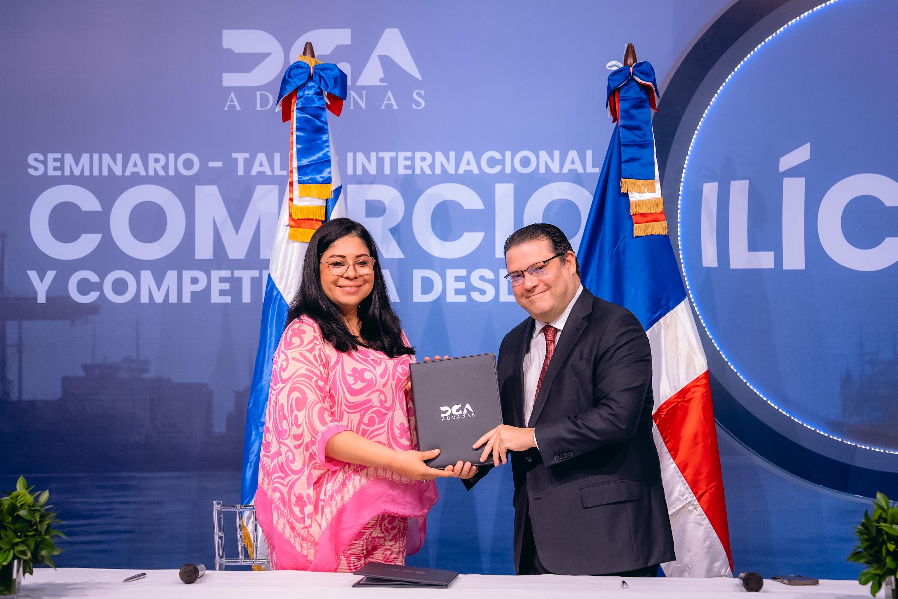  Soraya Valdivieso, Titular De La Autoridad Nacional De Aduanas (ANA) sosteniendo el memorandum cojuntamente con el Director General de Aduanas Eduardo Sanz Lovatón