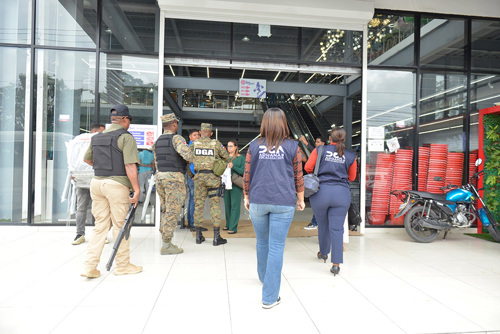 Aduanas continúa operativos de fiscalización en comercios chinos de Santo Domingo