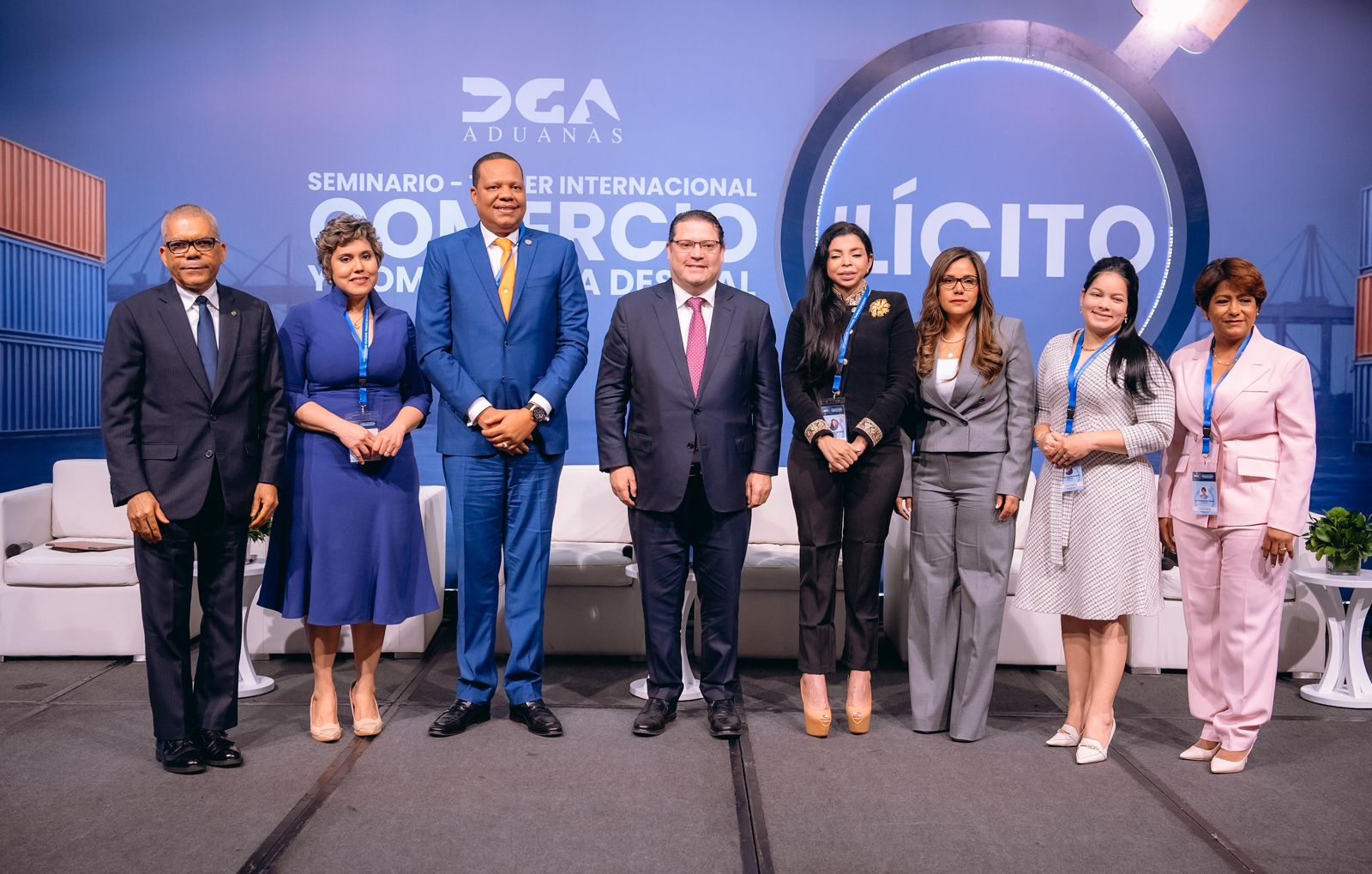 Imagen grupal de los representantes de distintas instituciones dominicanas