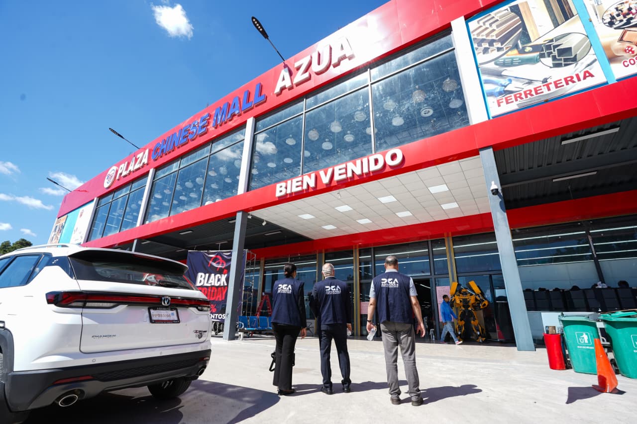 Aduanas interviene dos tiendas del sector asiático en Azúa