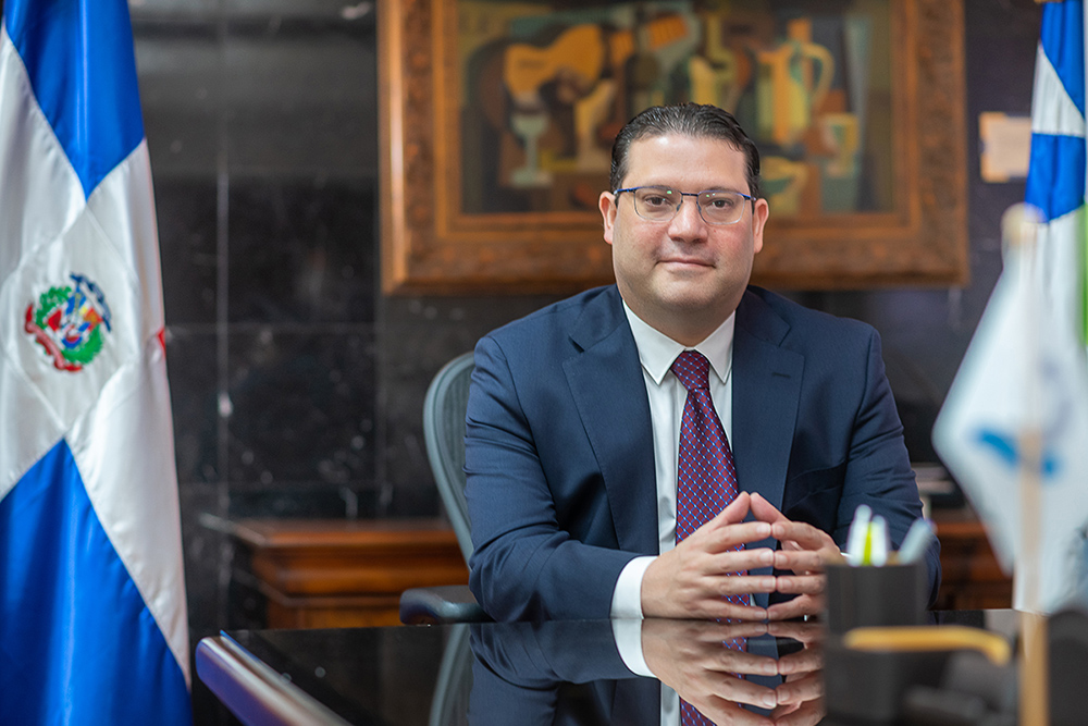 Eduardo Sanz Lovatón, director de la DGA, sentado en el despacho