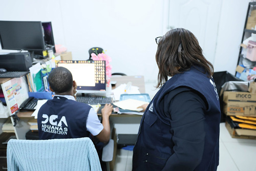Aduanas continúa sin cesar las fiscalizaciones a comercios chinos